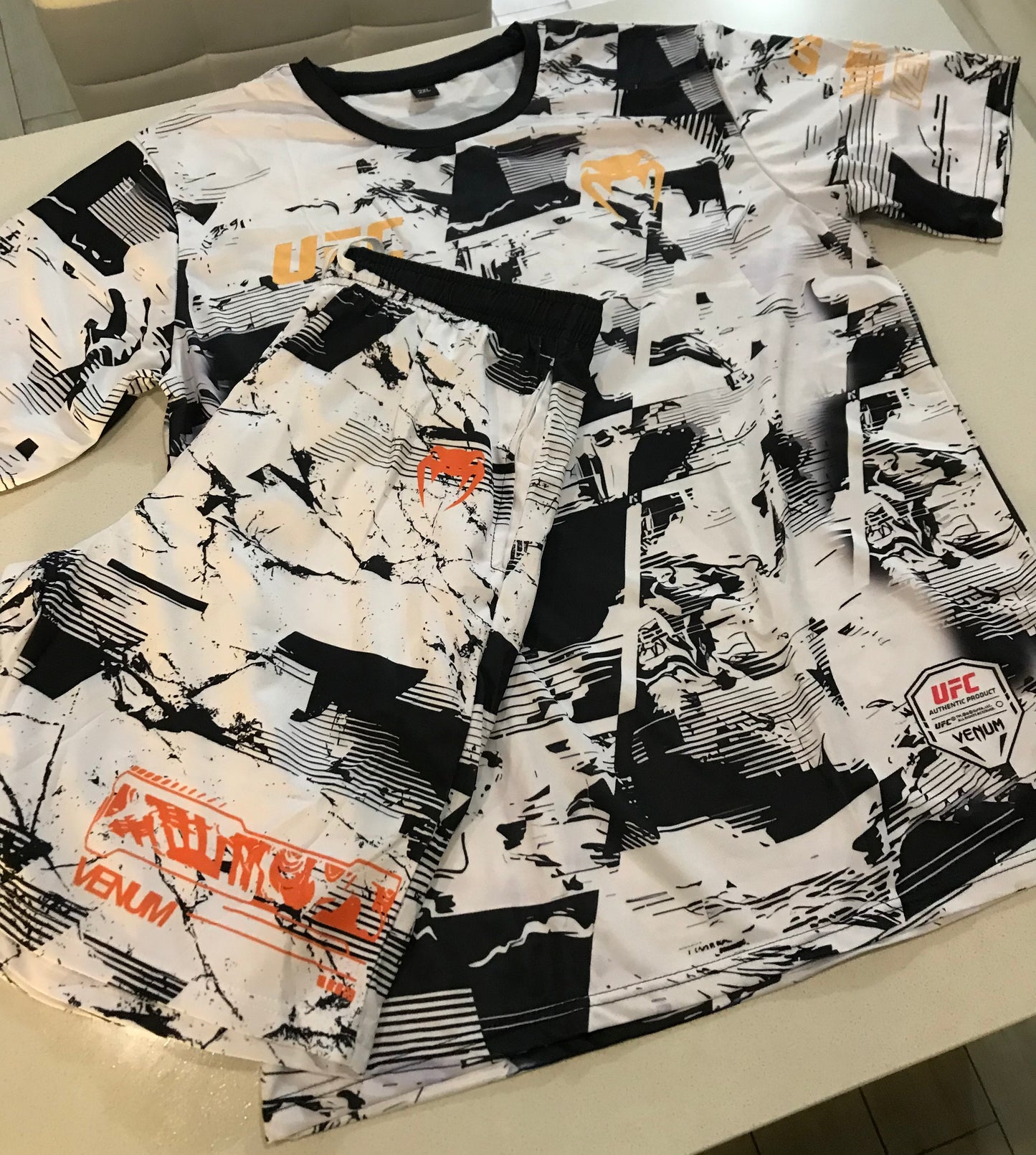 Conjunto UFC Camiseta + Shorts Camuflaje Blanco/Negro